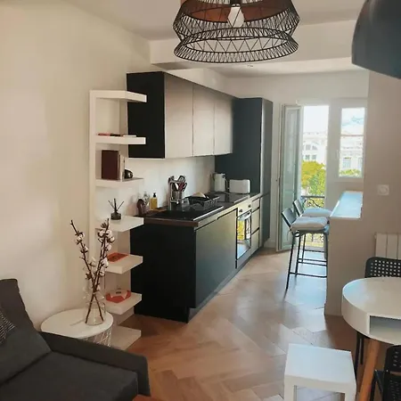 Vieille Design, Proche De *